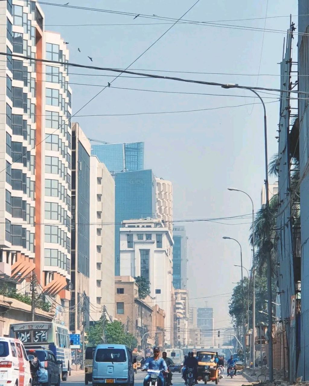 巴基斯坦第一大城市——卡拉奇,人口2000多万,人均5300多美元,是一个