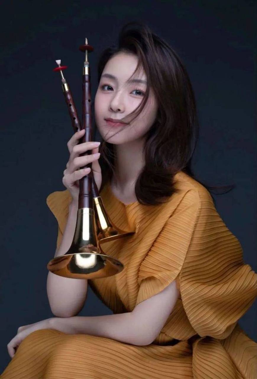 刘雯雯,在悉尼歌剧院用唢呐一口气吹奏《百鸟朝凤》华彩段落,引起阵阵