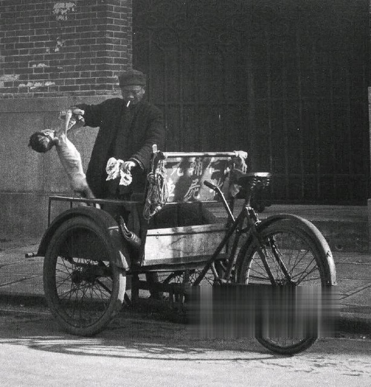 一张老照片,上个世纪四十年代,上海的收尸人