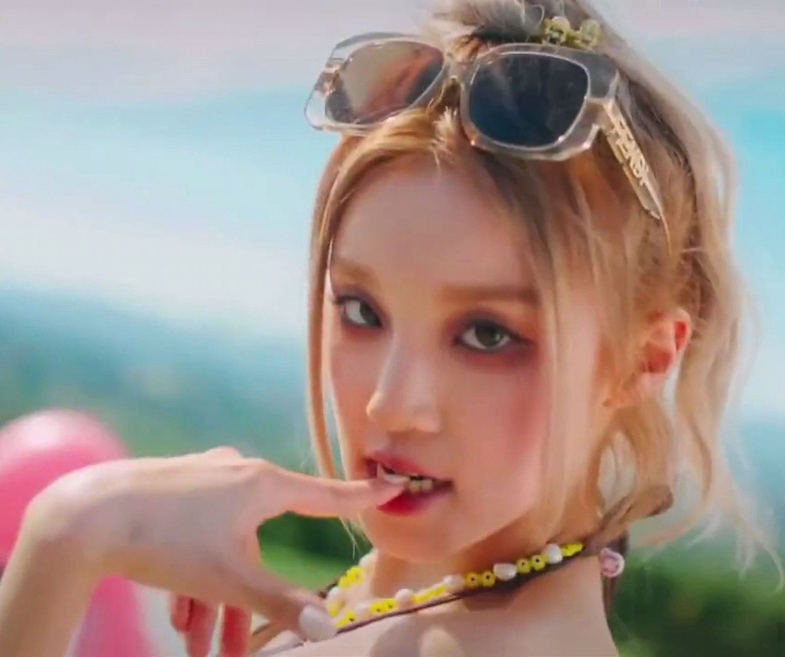 gidle#宋雨琦泳装造型辣翻全场,鼻血流不停![鲜花][鲜花][鲜花]