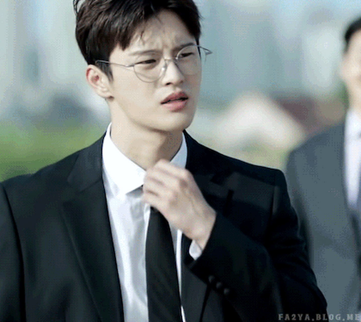 《请回答1997》的男主徐仁国,《请回答1988》的善宇,2人的近照不忍