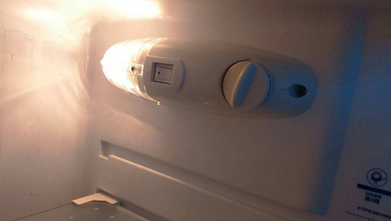 冰箱灯泡坏了应该怎么换呢?