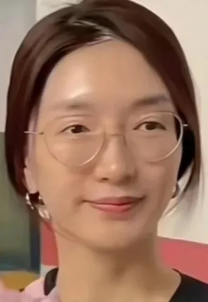 江疏影的素颜照,我发给了我老公,他喜欢江疏影很多年了,一直说她有种