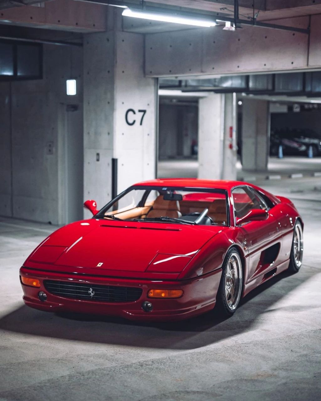 法拉利f355是一款由法拉利公司在1994年推出的中置后驱超级跑车,是f3