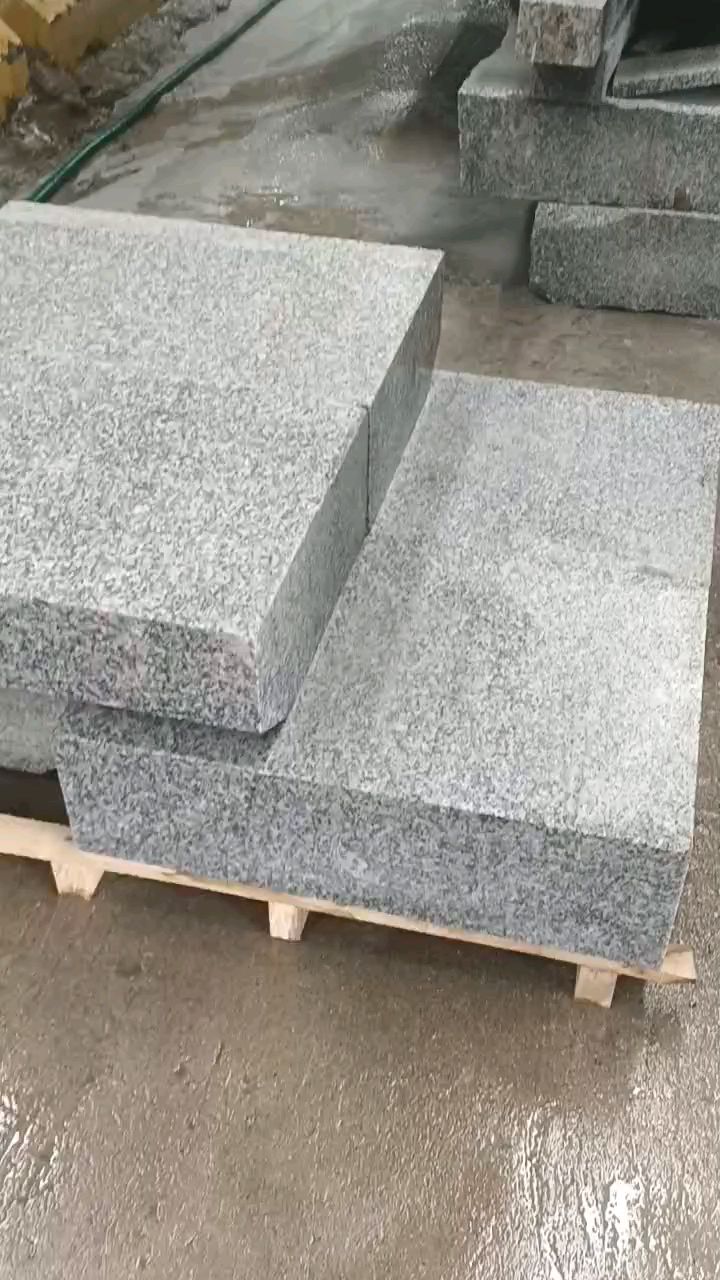 做芝麻灰石材火烧面路沿石板材