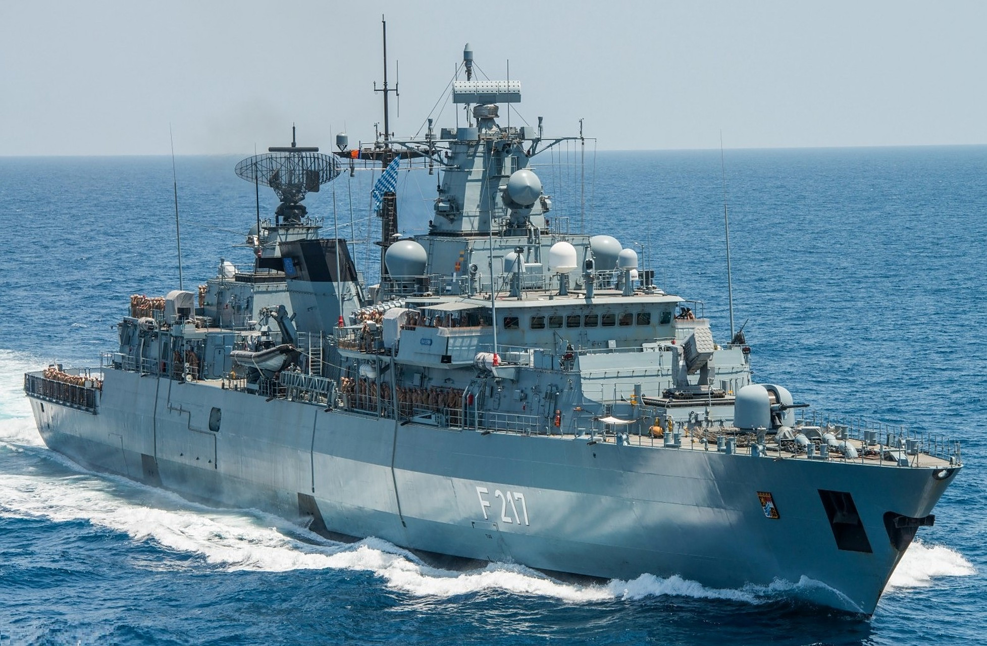 战舰欣赏:德国f217巴伐利亚号护卫舰.舰长139米,宽16.