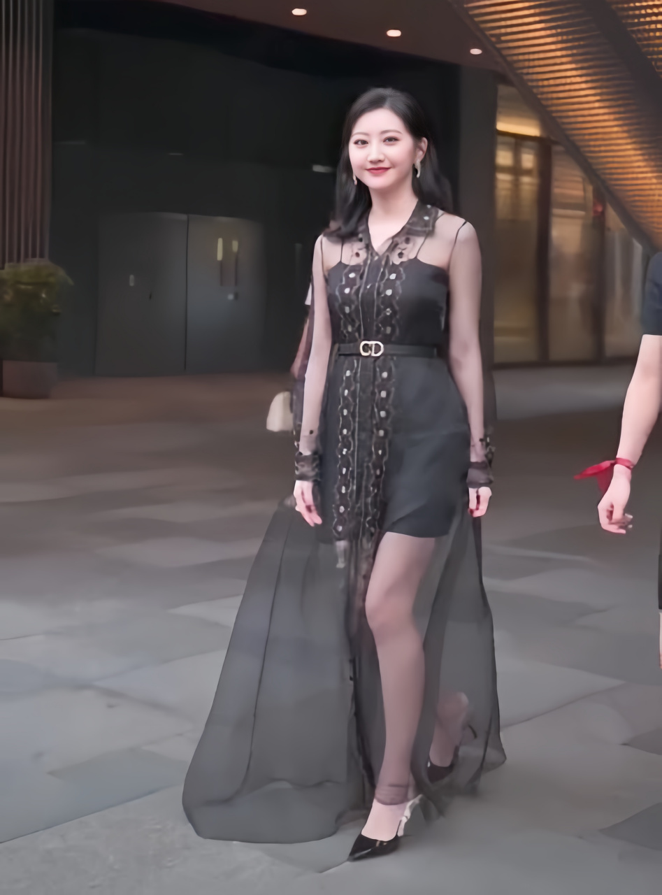景甜穿着黑色透视裙的造型确实时髦且魅惑!