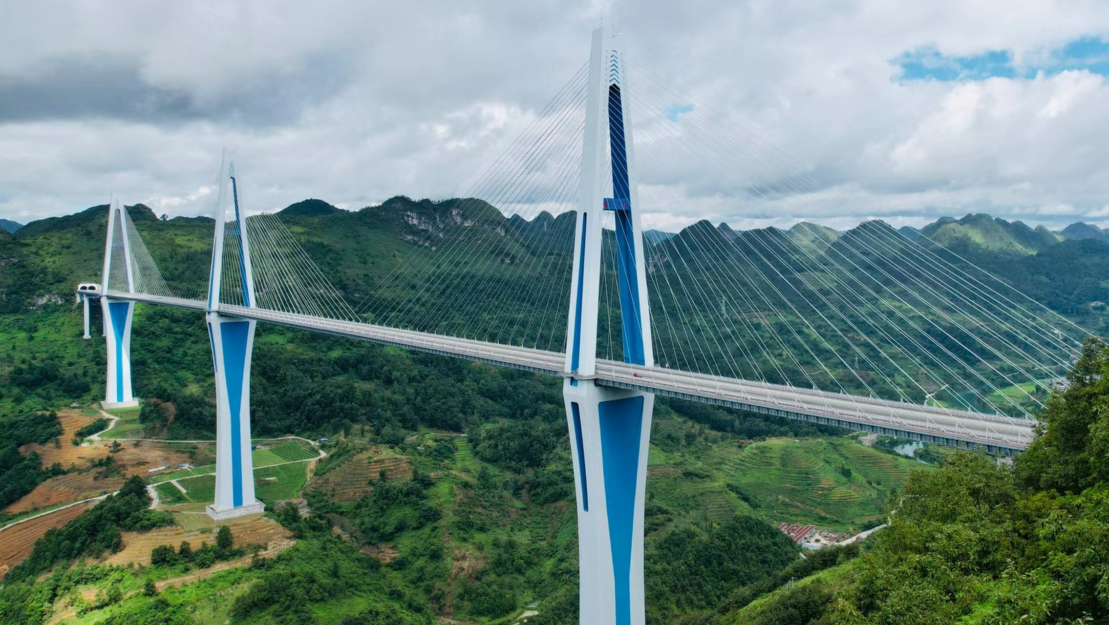 平塘大桥-天空之桥 当我行驶在路上,远远看到它第一眼的时候就被它的