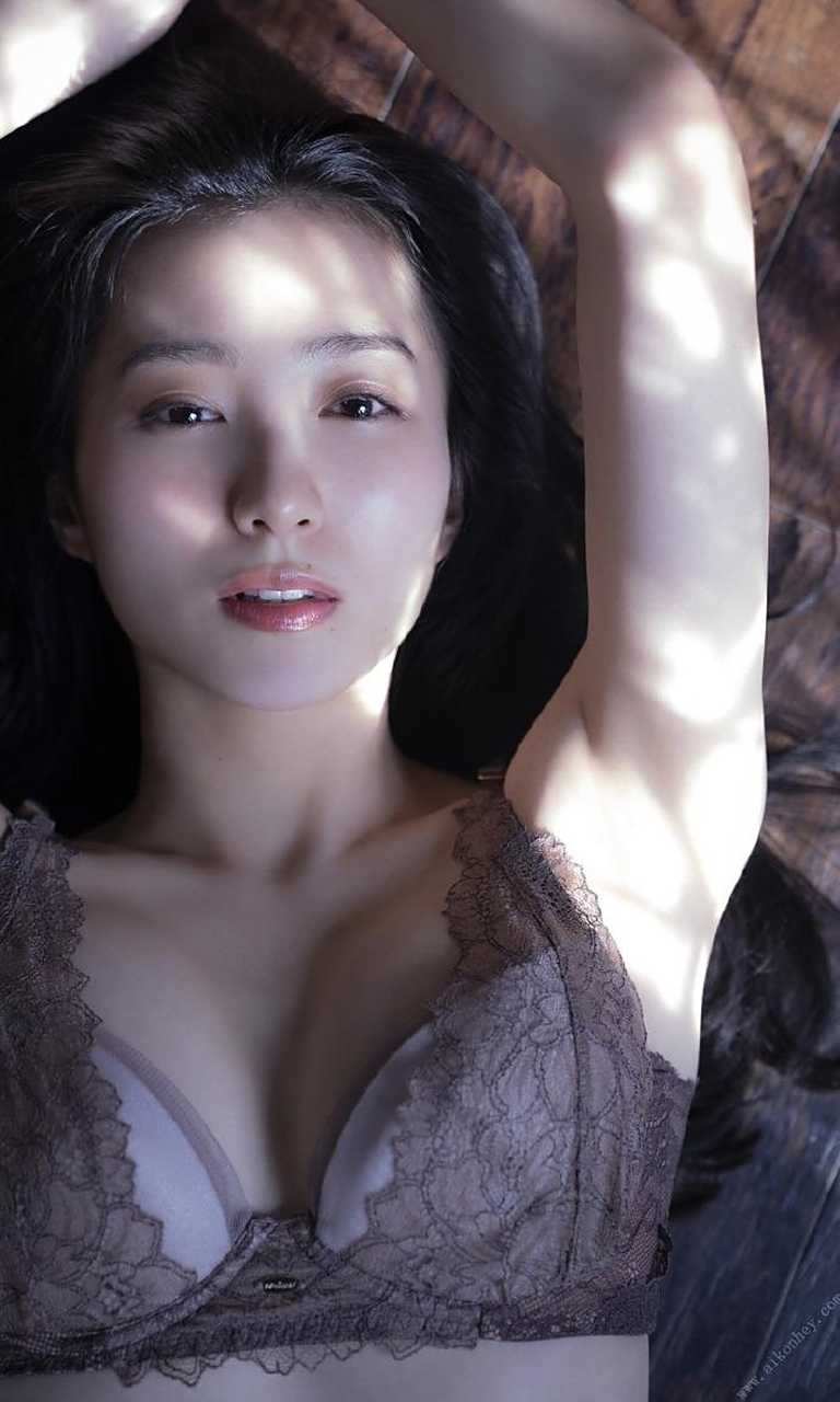 高田里穗,日本妹子拍的写真就是大胆,太美啦[色]