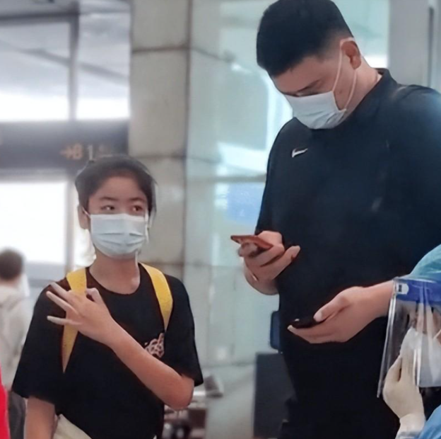 叶莉和姚明睡觉,床中间必须留出一条缝隙,因为这关系到人身安全