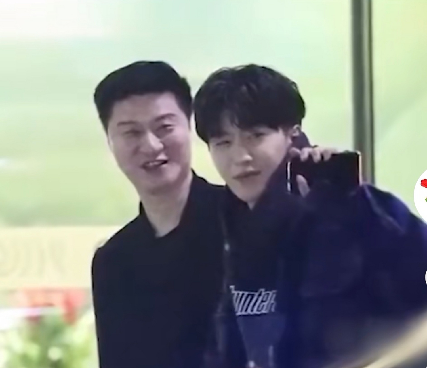 范丞丞和他爸爸站一起像是兄弟两人,范丞丞爸爸完全看不出来已经七十