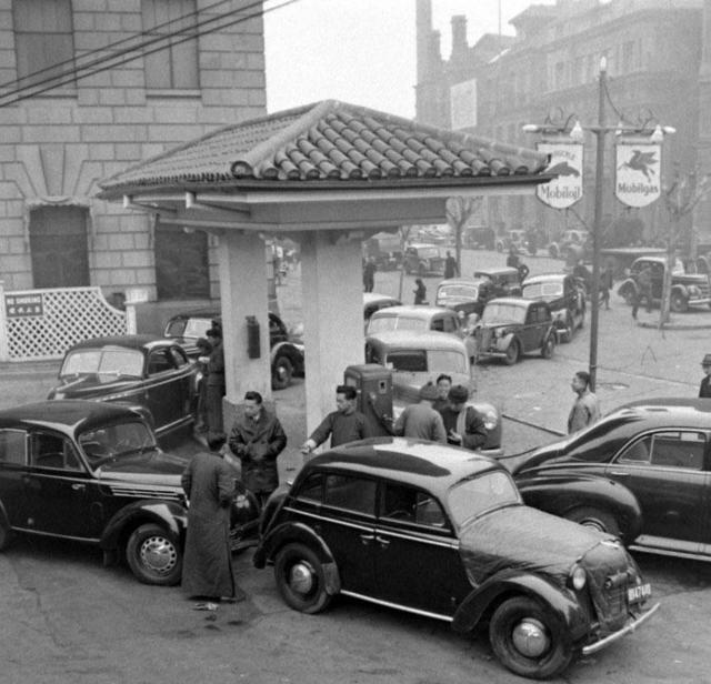 民国一辆小汽车多少钱?2700块大洋,等于27个黄包车夫1年的收入