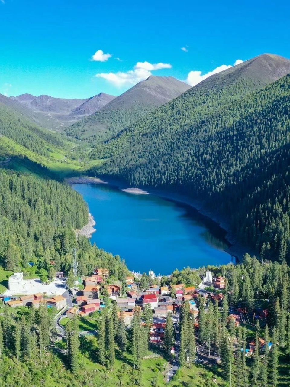 金川情人海 这个位于四川省金川县城附近的情人海,藏名"撒尔脚措",它