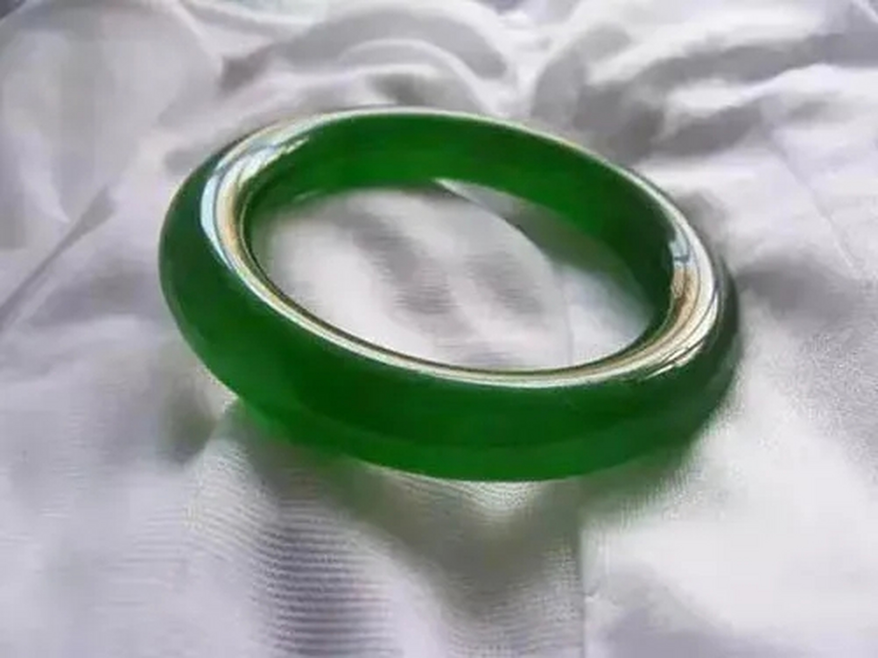 老坑玻璃种帝王绿满色手镯,价格1亿1725万.