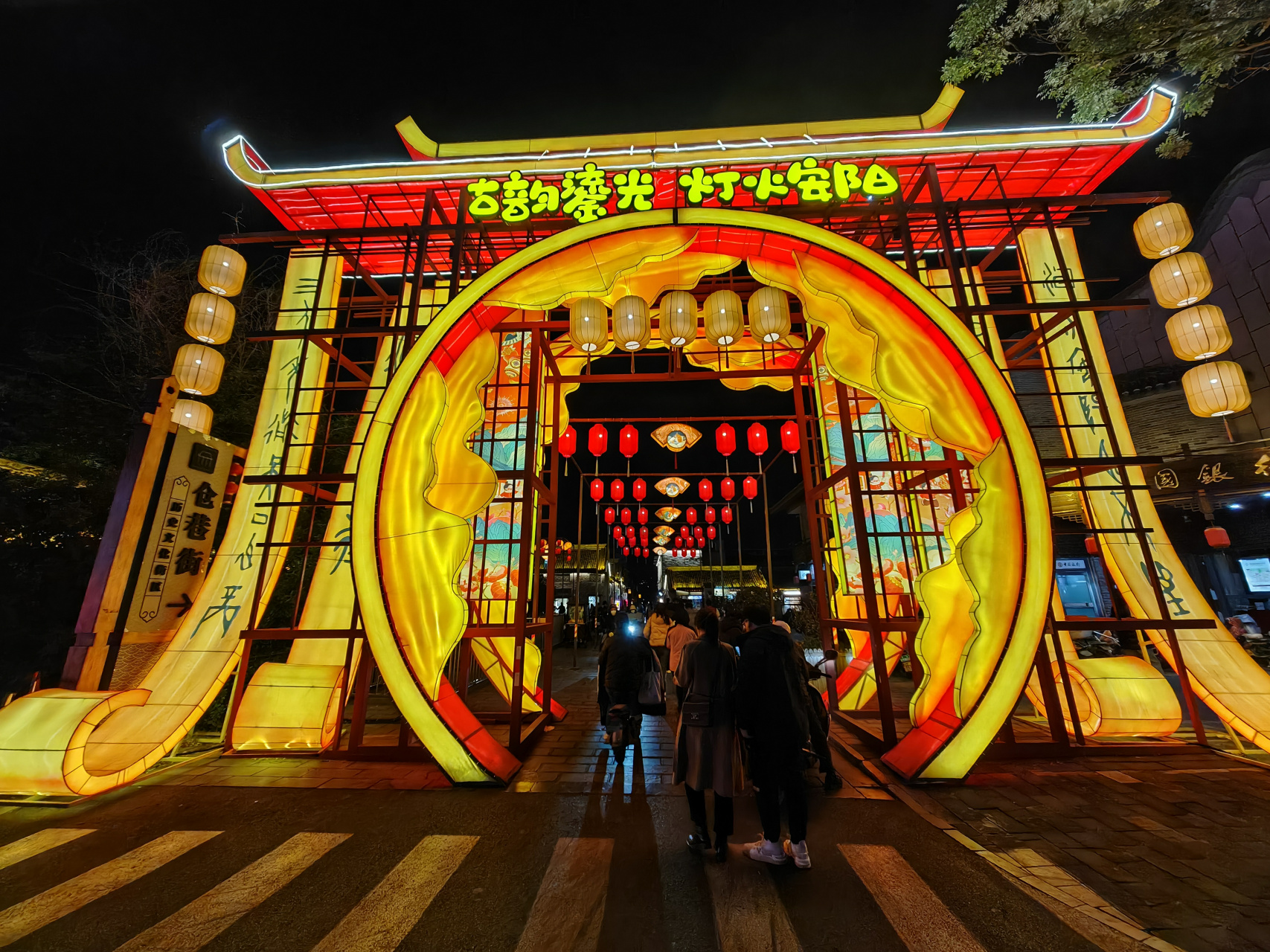 仓巷街现在已经成为安阳网红打卡地,尤其是夜景,是安阳古城的