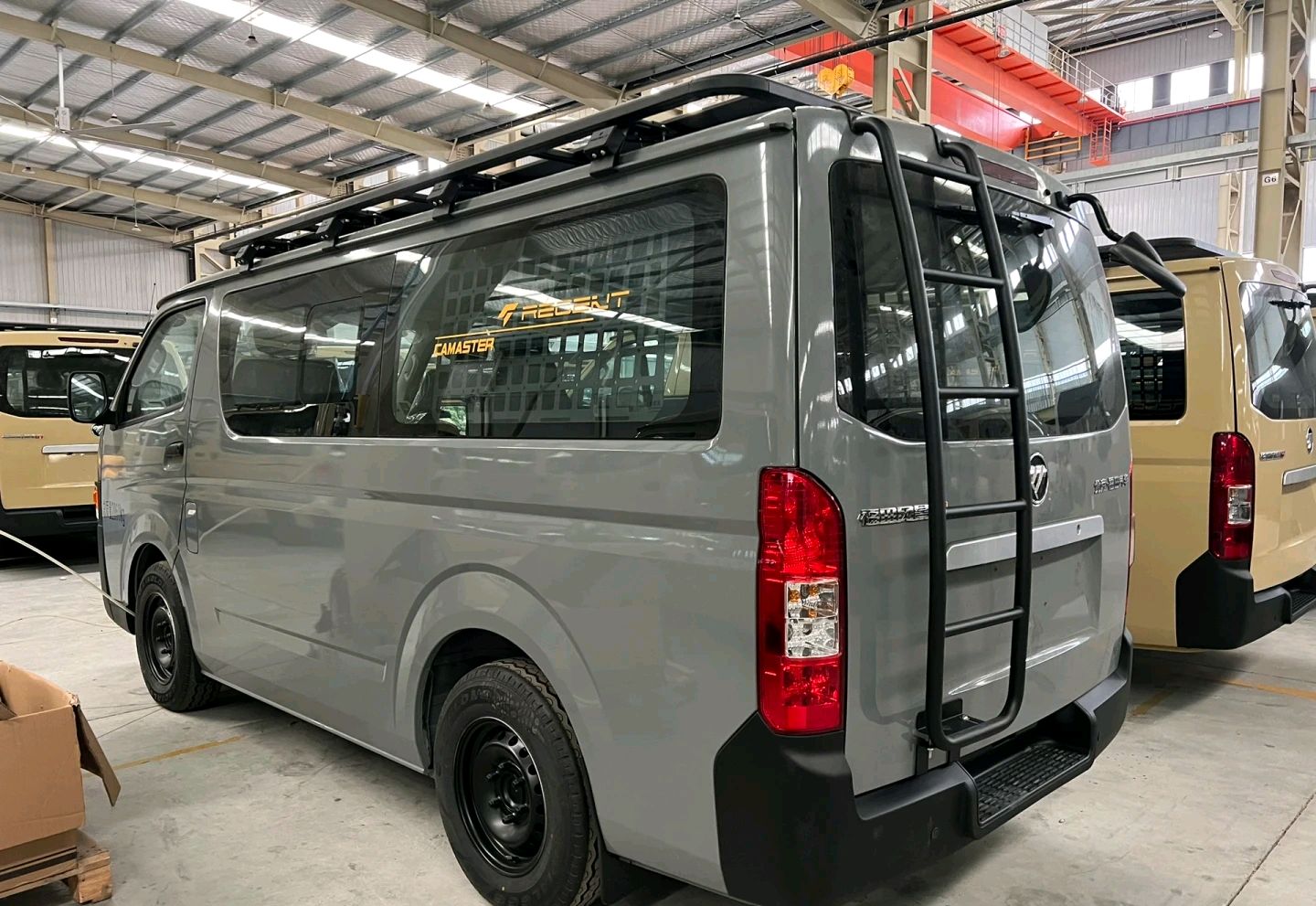 福田牌"海狮旅居车"来了,可选四驱,侧滑门 字母车标,真帅气