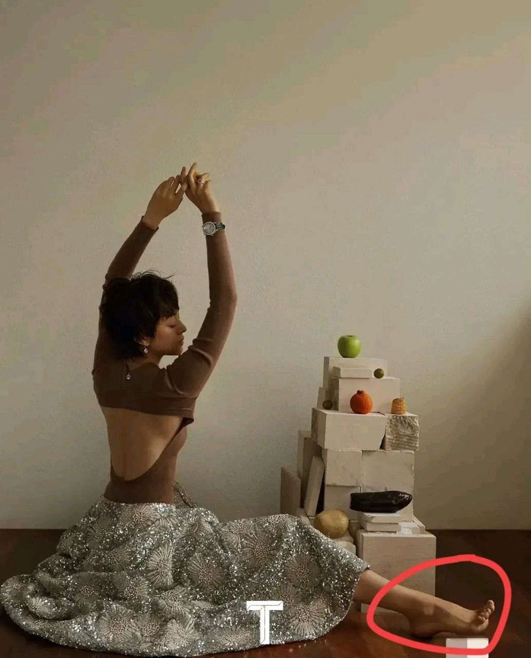 孙俪最新的杂志大片,我第一时间竟然是被她的脚吸引了[捂脸]