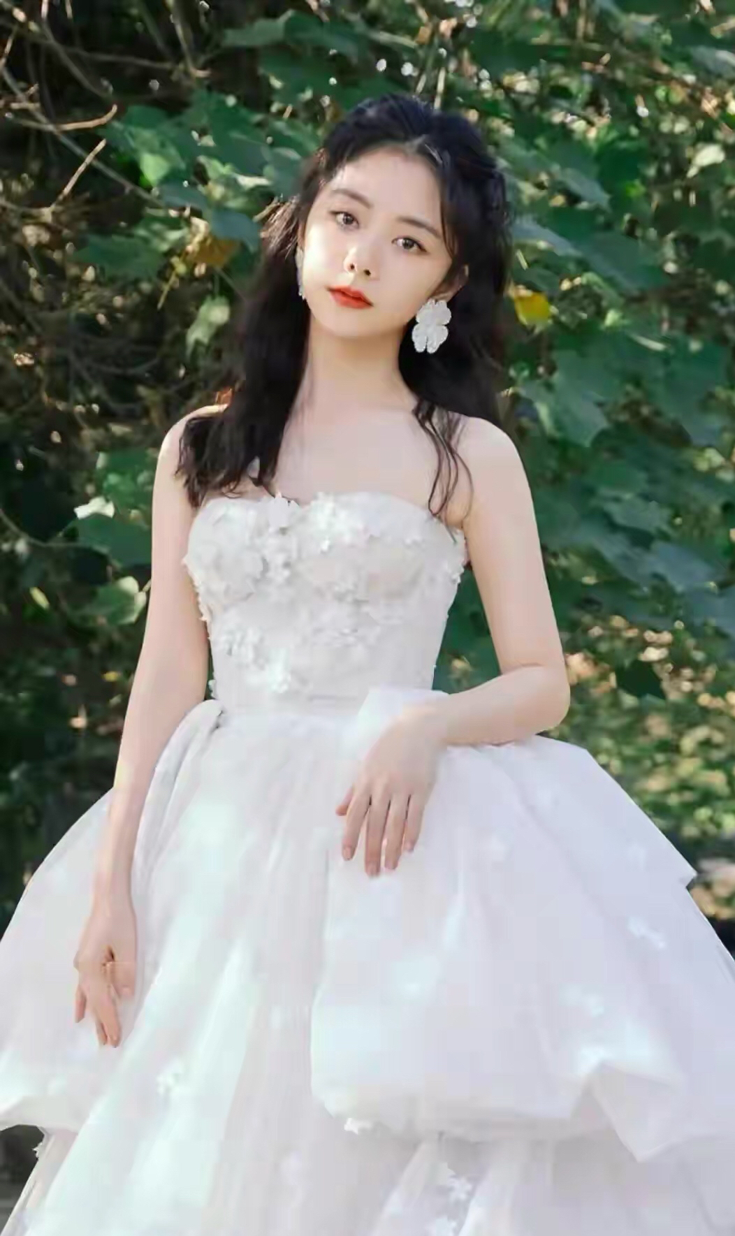 谭松韵蕾丝裙搭配上白色耳坠,不可方物的美