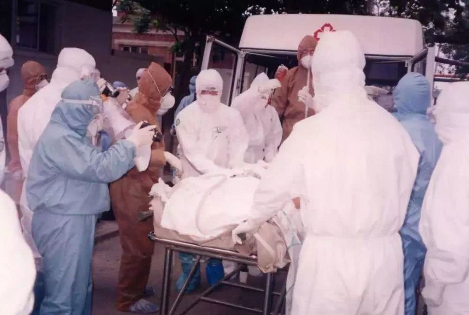 一张深圳珍贵老照片,2003年的深圳,一群穿着防护服的医生在抢救一名