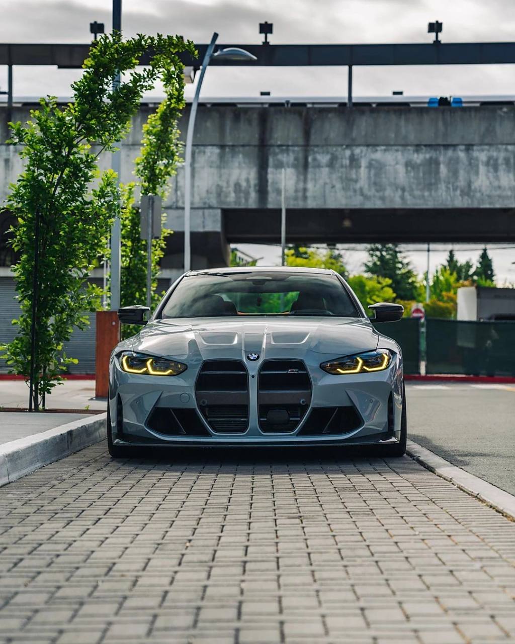 宝马m4 csl布鲁克林灰,尾灯是这辆车的亮点 重新设计的细丝状尾灯,加