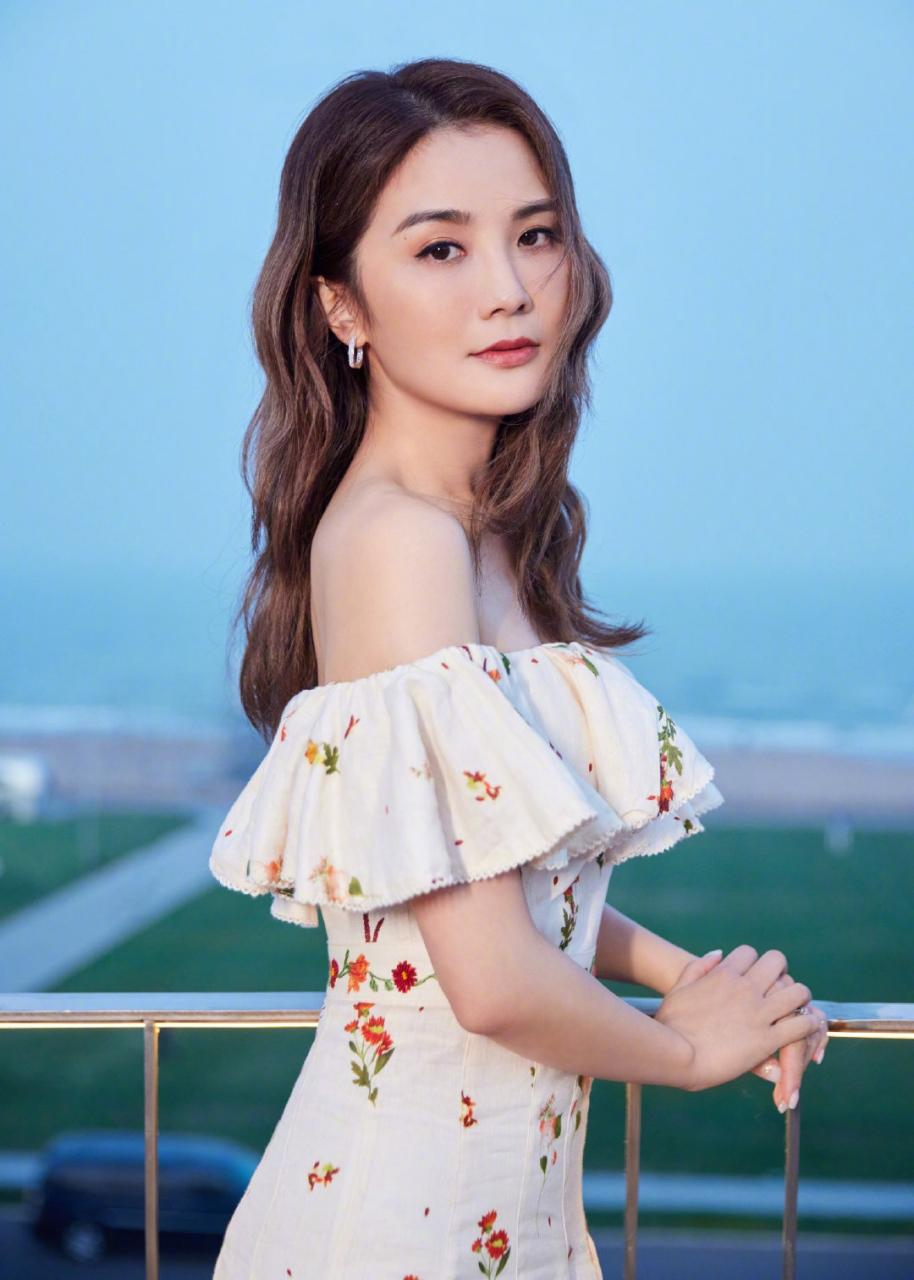 蔡卓妍# 一袭碎花抹胸裙,肤白貌美的脸蛋儿,丰满傲人的事业线,前凸后