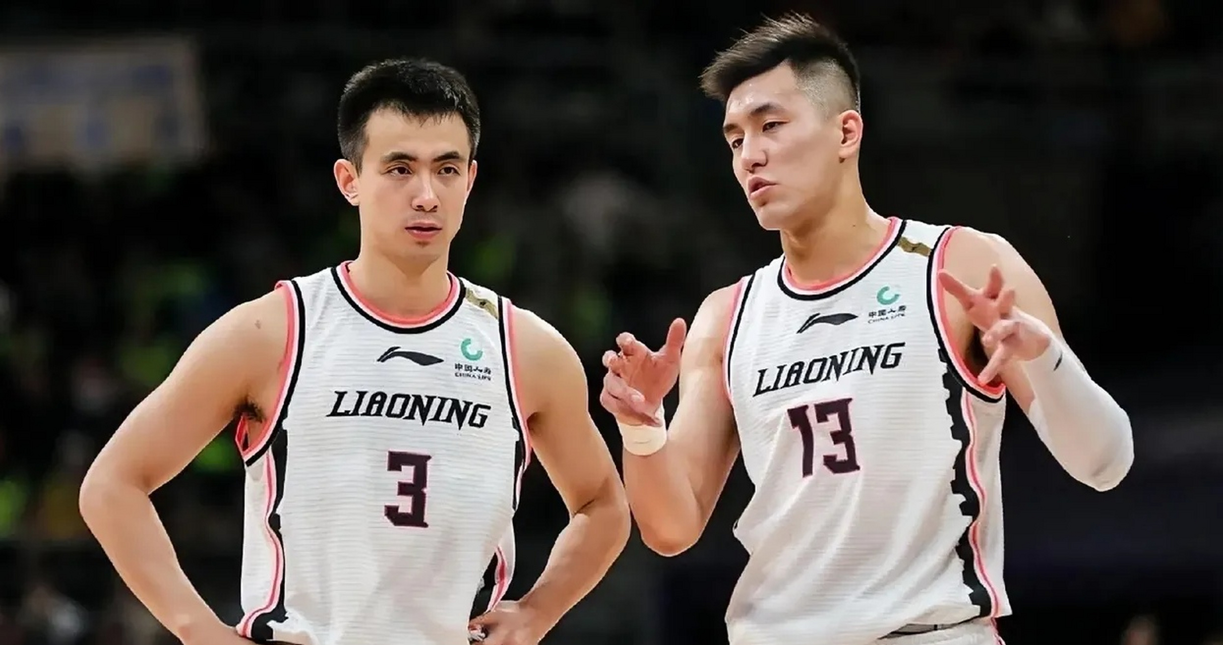 在中国男篮中,郭艾伦与赵继伟是备受瞩目的两位后卫球员.