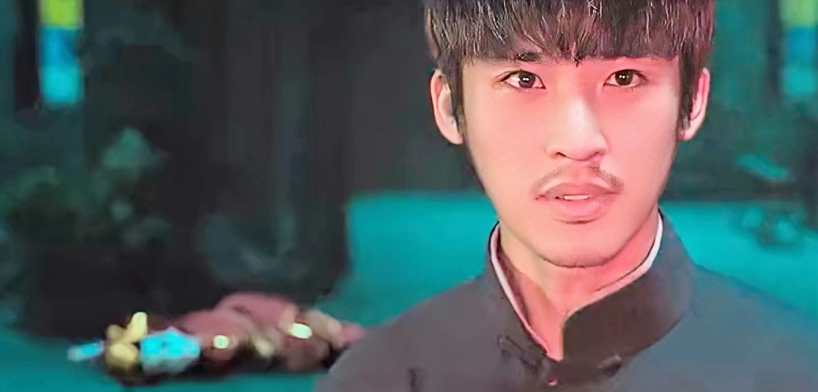 张赫,巩汉林主演的恐怖片《阴阳先生》周日上线