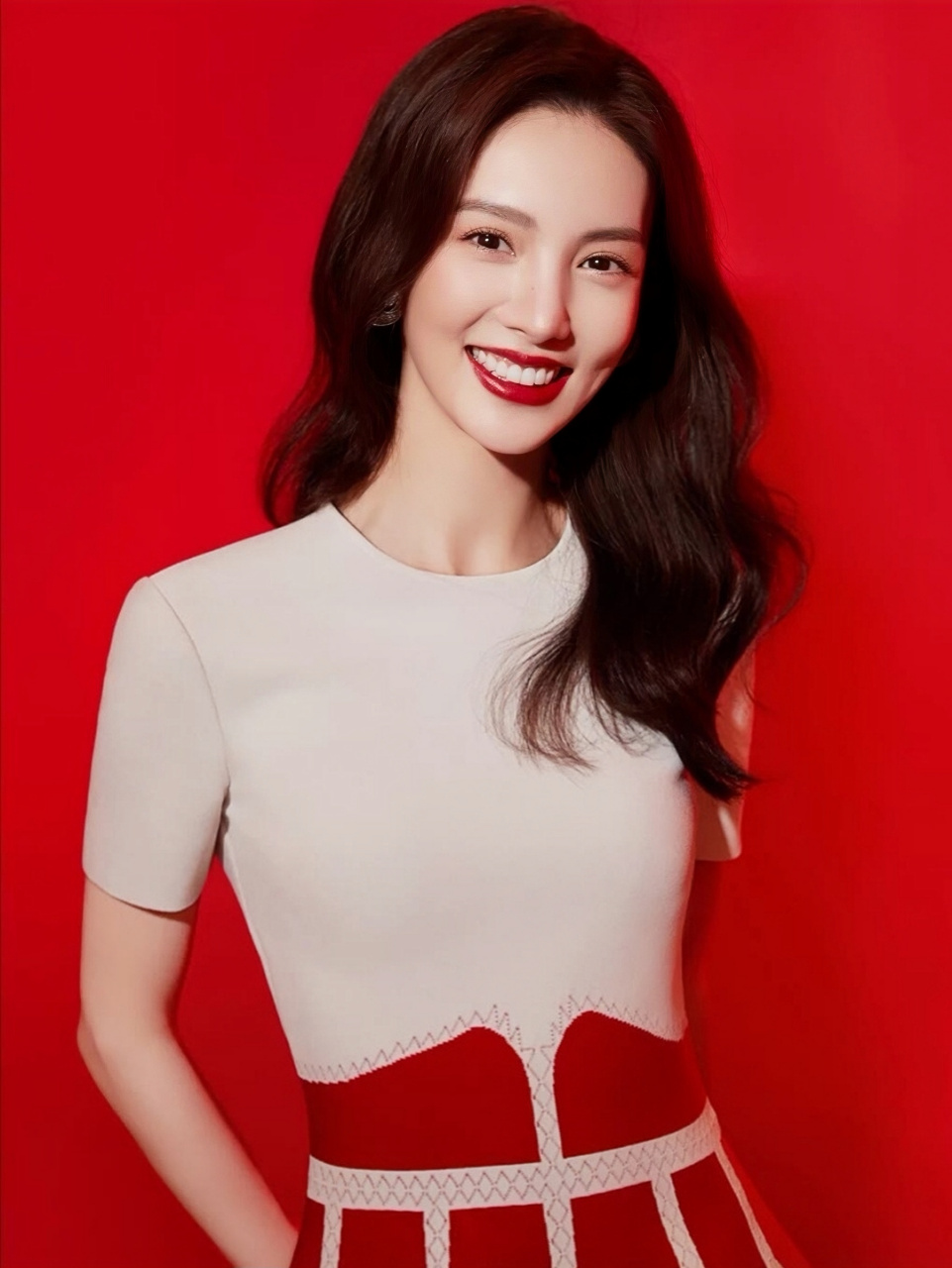 金晨看起来就很生机勃勃,精神气十足,大笑起来眼睛弯弯的,喜气洋洋,是