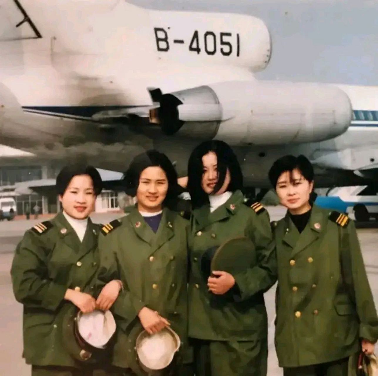 这张照片拍摄于1995年,四川省成都市太平寺机场里,四名女军人的合影.