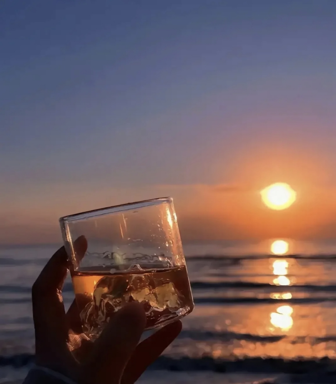 自斟自饮自孤独,半杯忧伤半悲苦,杯杯都是沧桑泪,一半相思一半醉.