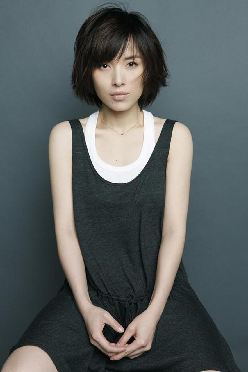 靳东妻子才44岁就满头白发?素颜穿黑衫,岁月不饶人啊!