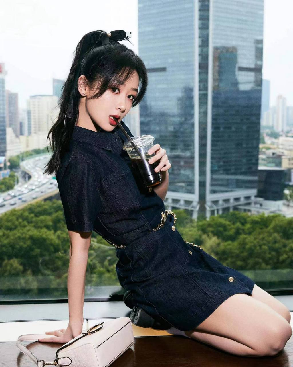 杨紫身着michaelkors 2023春夏系列牛仔裙搭配 parker 皮质乐福鞋