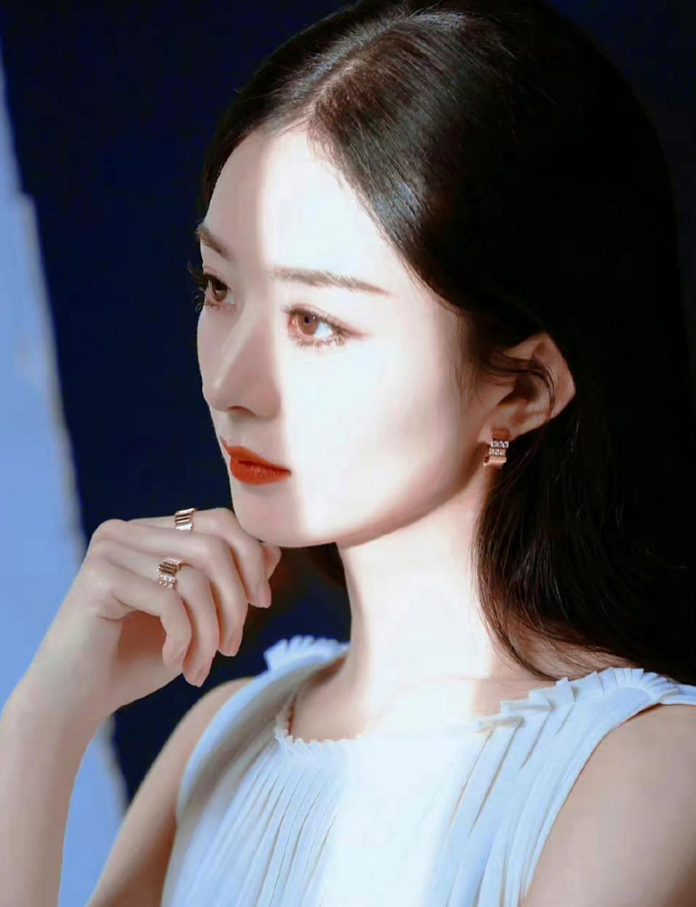 看赵丽颖的侧脸冷艳高贵,气质优雅,愁眉苦脸,很不开心!