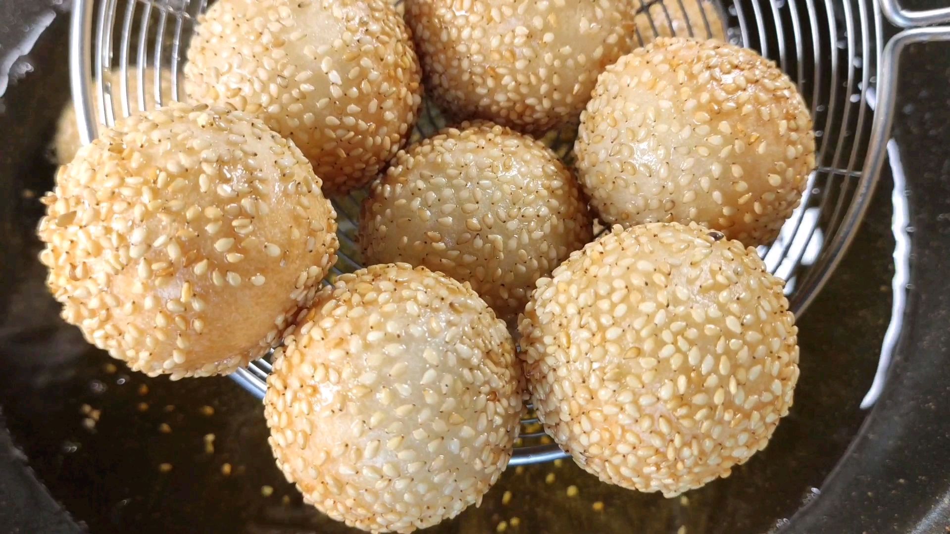 今天我们用糯米粉来做好吃的美食,外酥里糯非常的香甜,来看看吧
