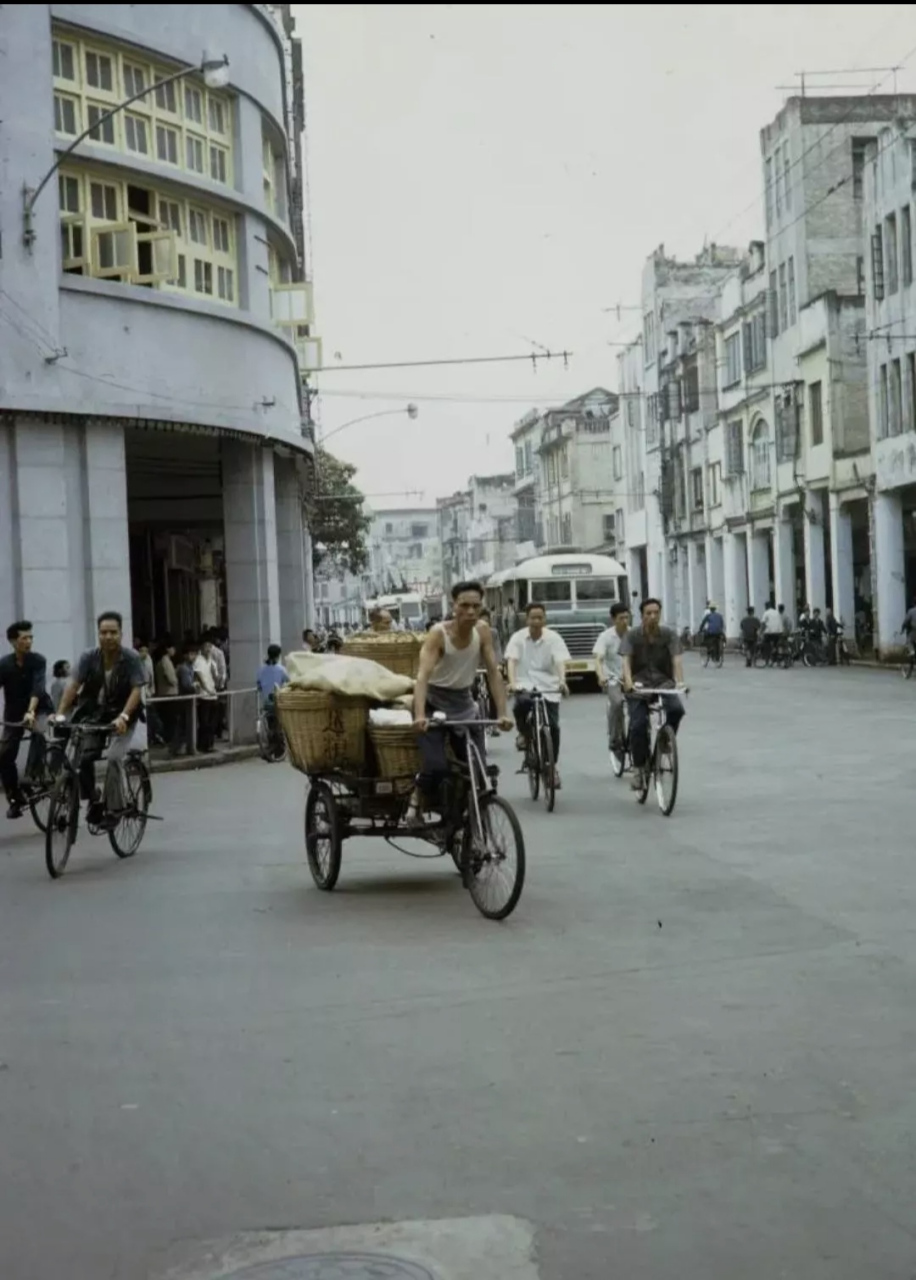 70年代广州的沿街骑楼和三轮车夫,照片有点模糊,但那个年代却是非常的