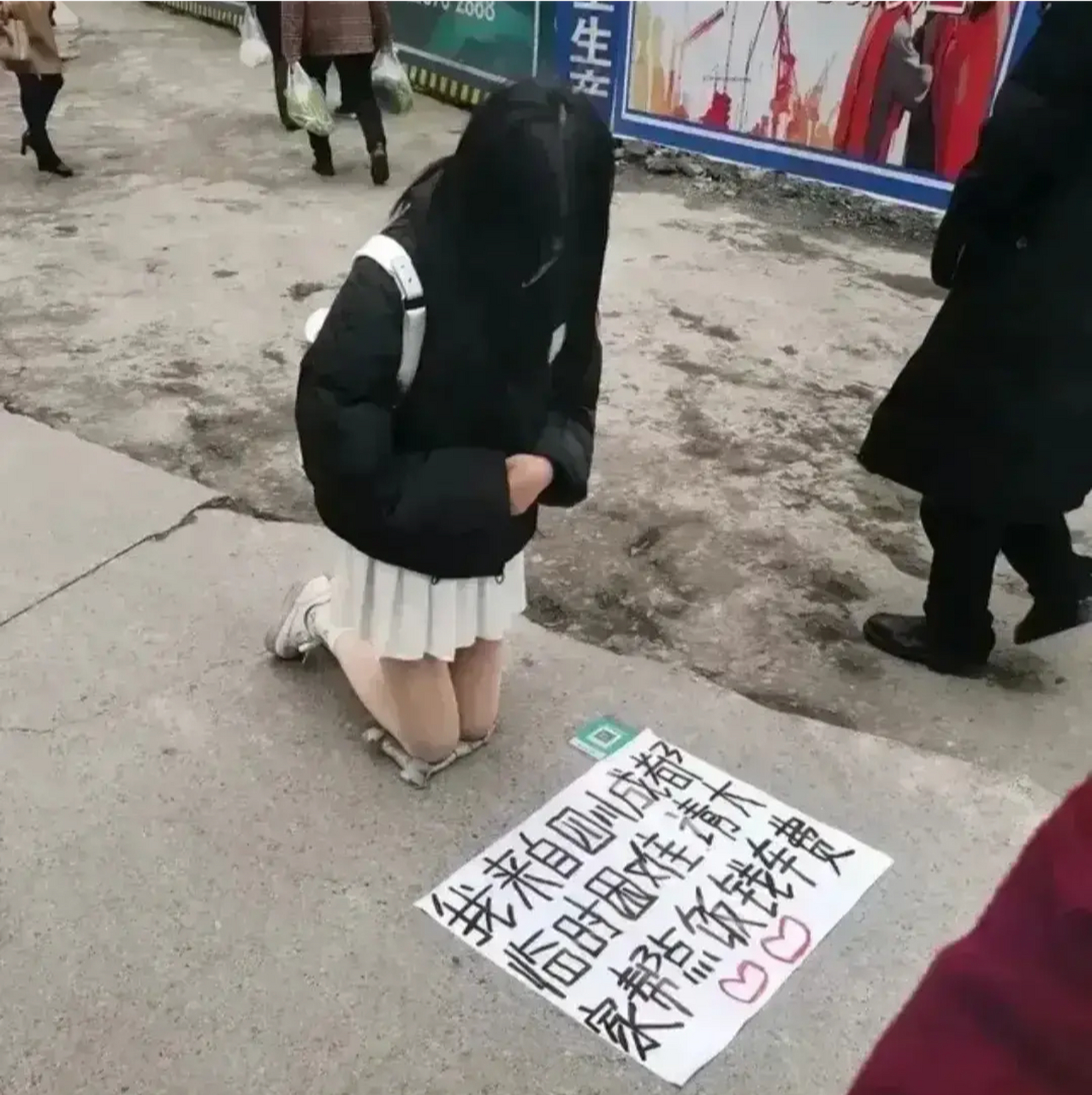 最近,重庆街头一位身穿白色长裙的女孩子跪在隧