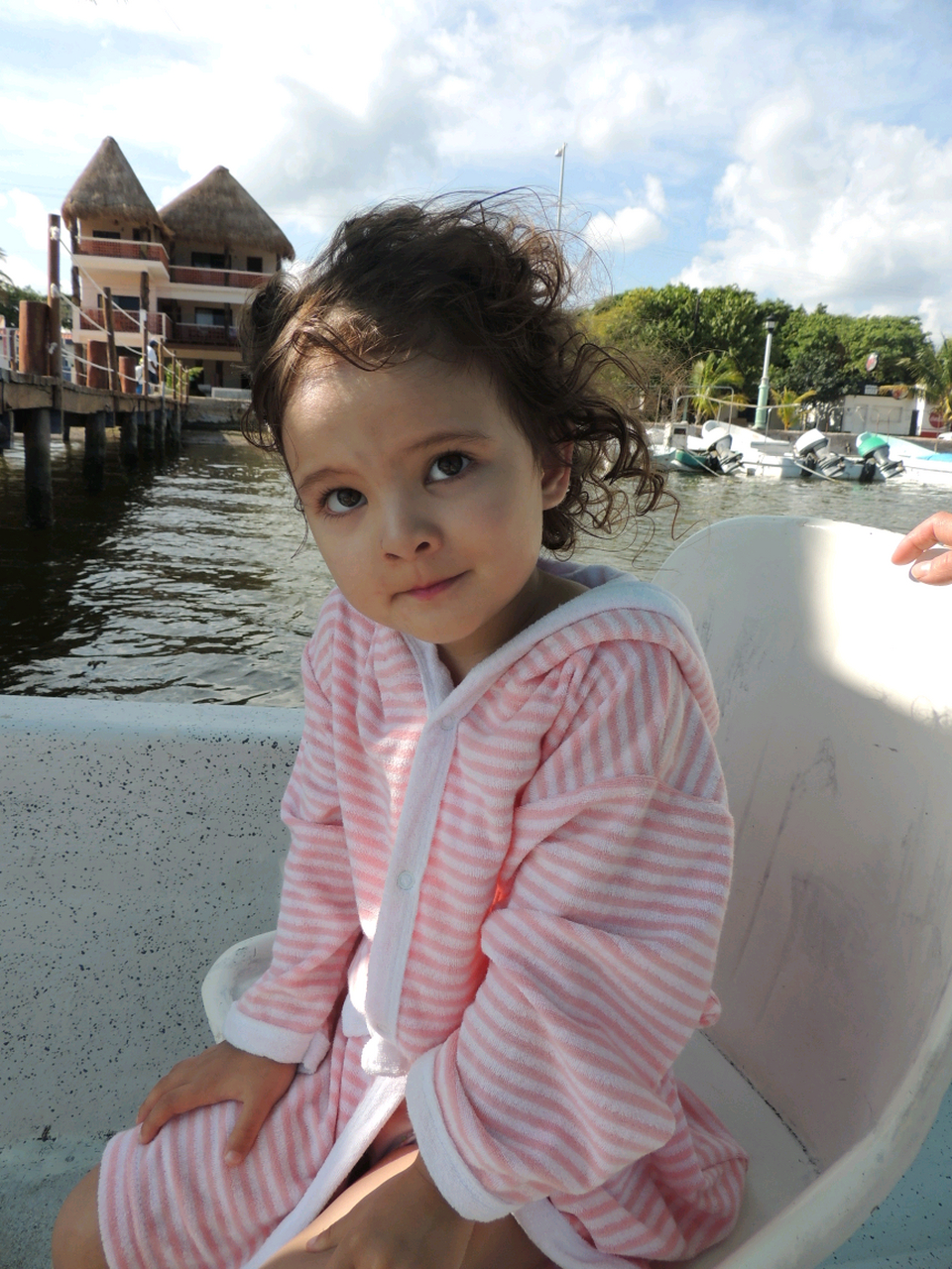 混血萌娃的自然卷头发 很多网友好奇我大女儿的头发是不是自然卷,今天