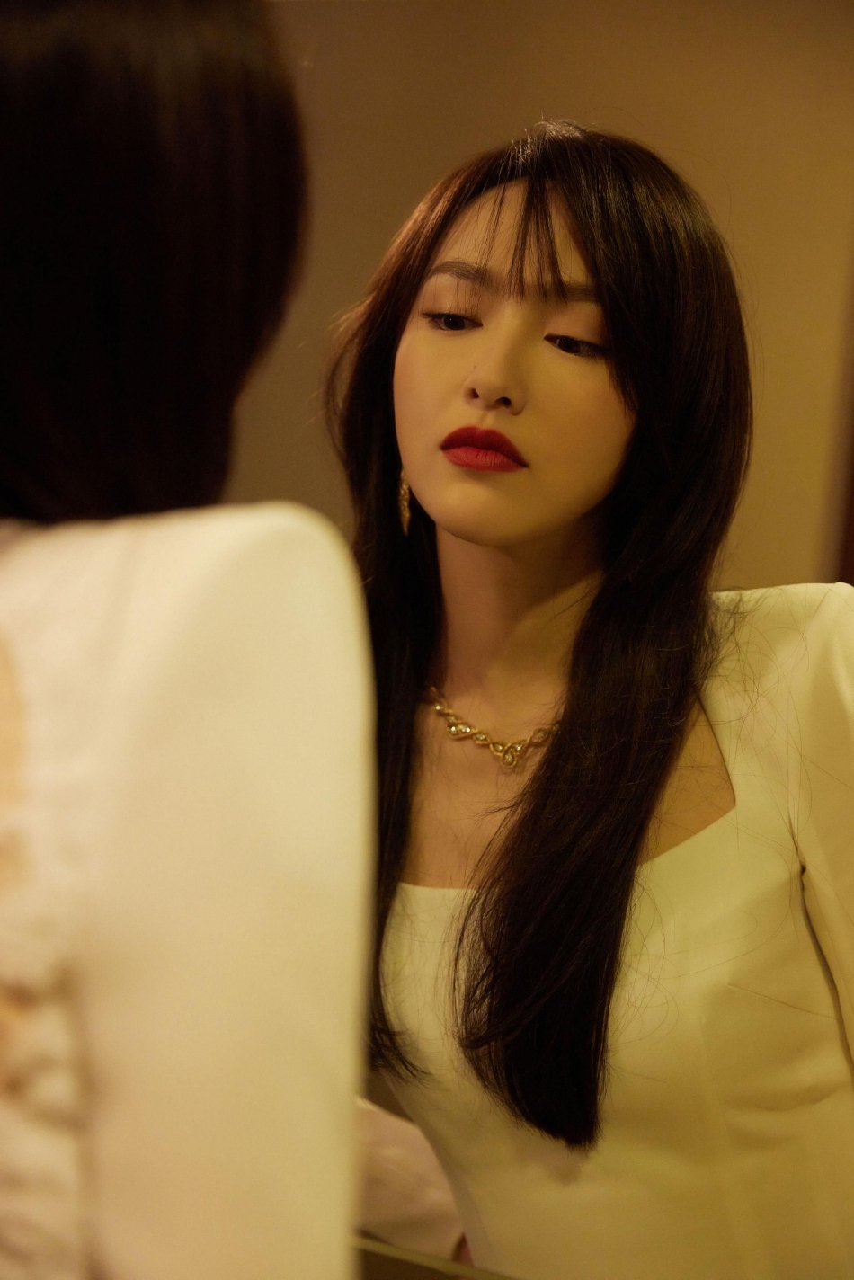 组图：唐嫣镜像写真优雅大气 着包臀连衣裙长发拂面红唇吸睛第1张图片