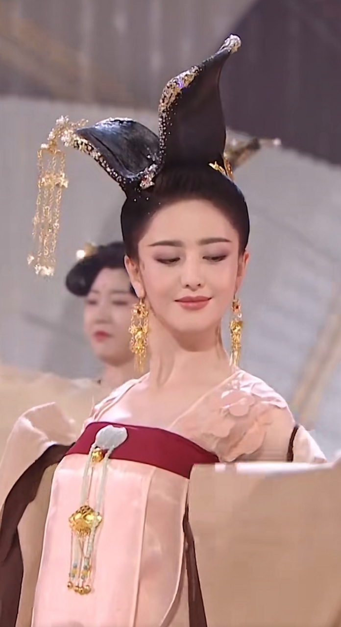 佟丽娅穿着古装跳舞,妩媚动人,风姿绰约,你知道她穿的是我国哪个朝代