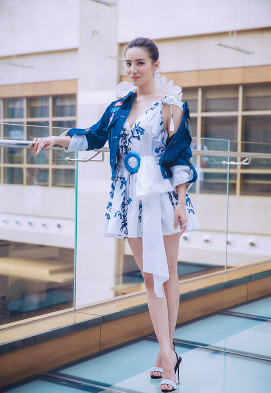 真不知道宋佳这衣服是怎么穿的,不过,这照片拍的还真好看.