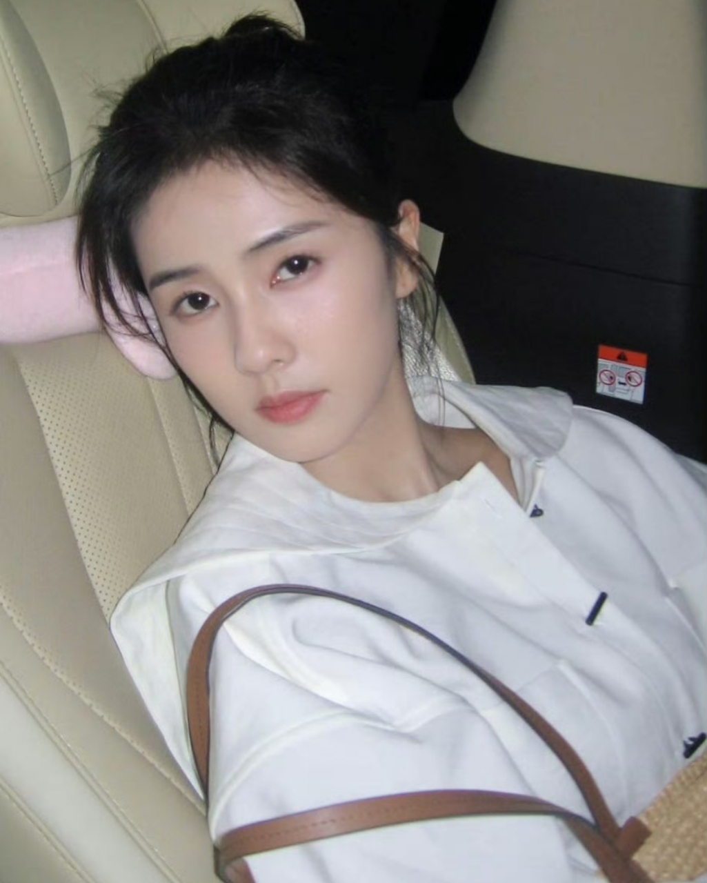 白鹿助理晒收工照,又是忙到接近凌晨才休息,工作安排太紧凑了.