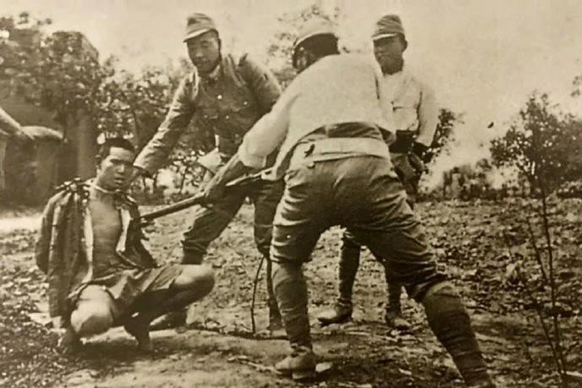 抗战年间日军侵略我国信阳,他们烧杀抢掠无恶不作,甚至让青少年手持