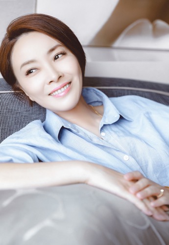 她是央视金牌主持,强势离婚张嘉译,再嫁富豪颜值逆生长