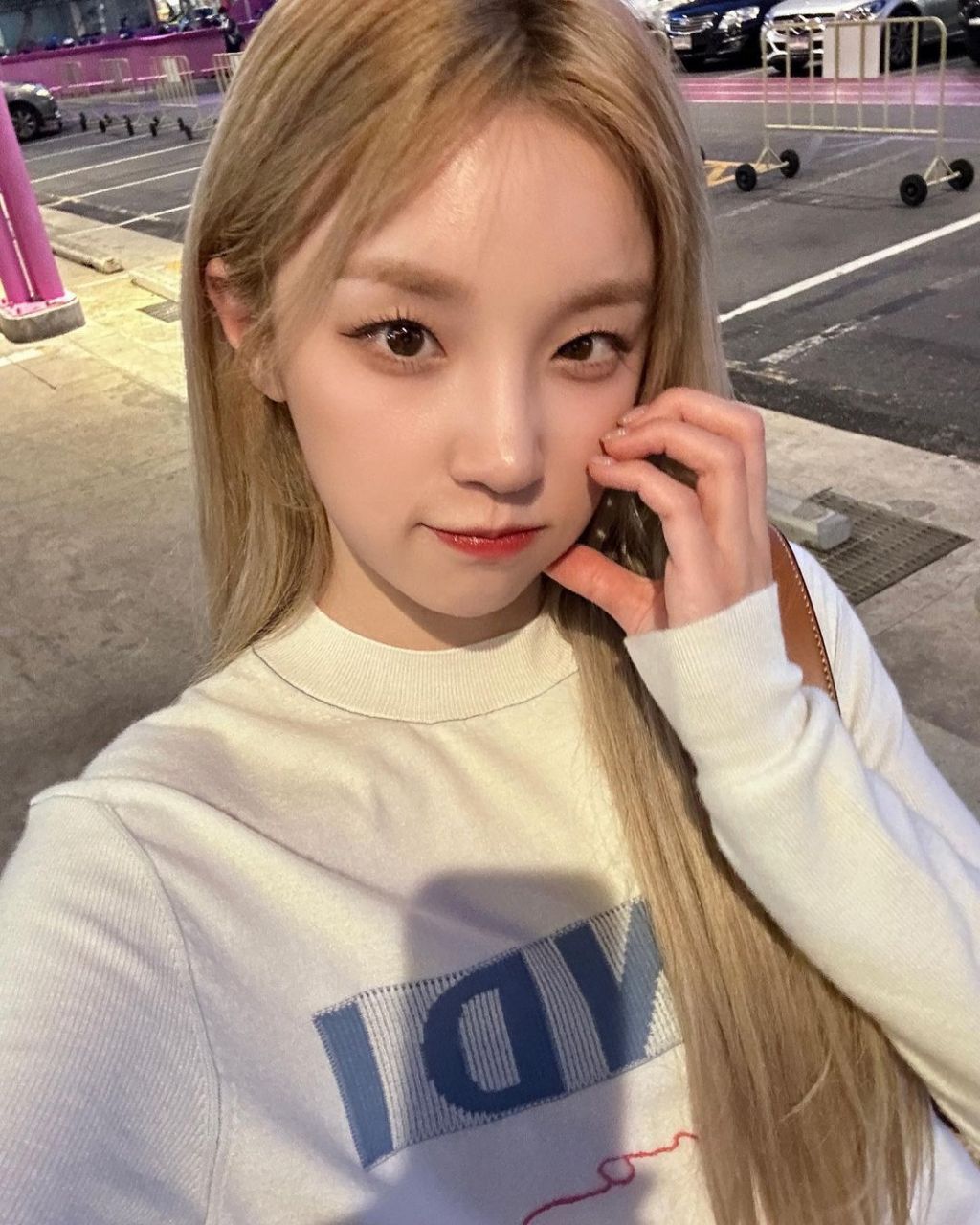 宋雨琦最新po照. 白色卫衣很好看,露脐上衣显身材, 嘟嘴太可爱了.