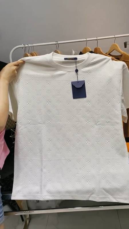 lv驴家新款满字母logo提花短袖t恤简洁干净利落又舒适高级感十足
