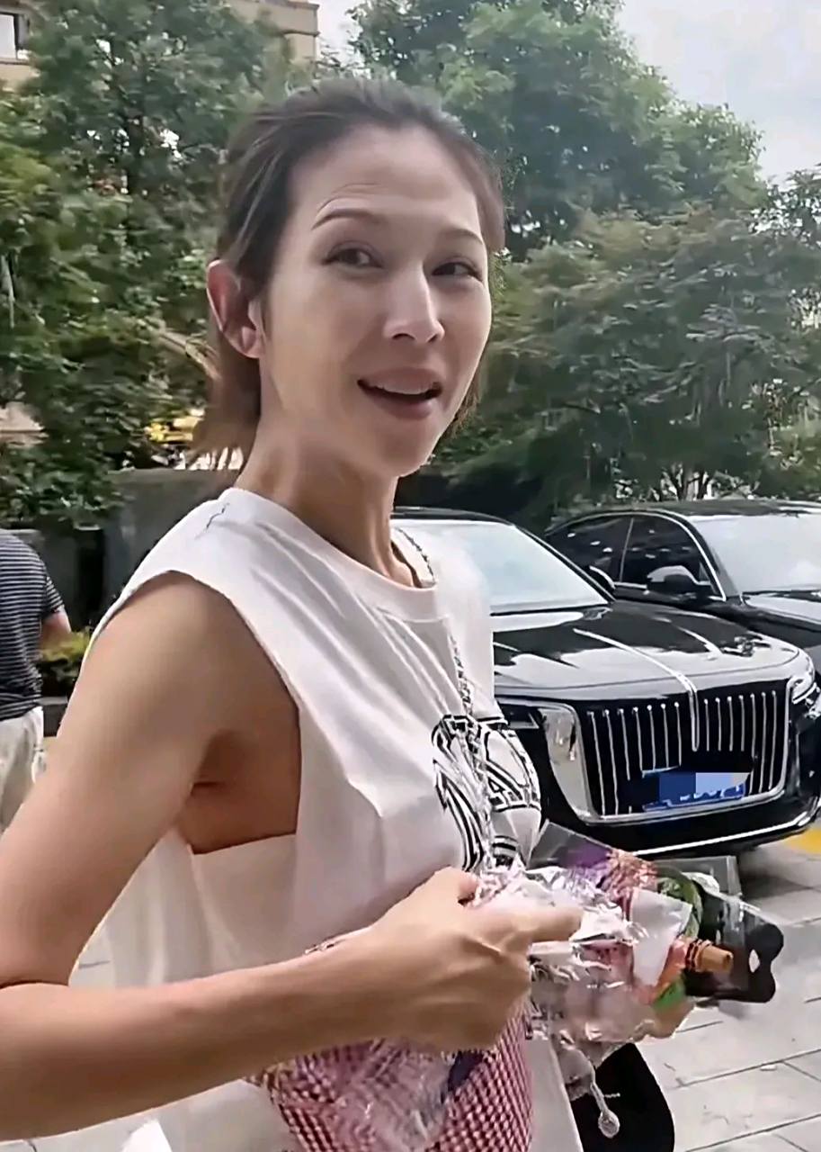 49岁的她看起来也不年轻了,如果再胖一点应该会更显得年轻吧.