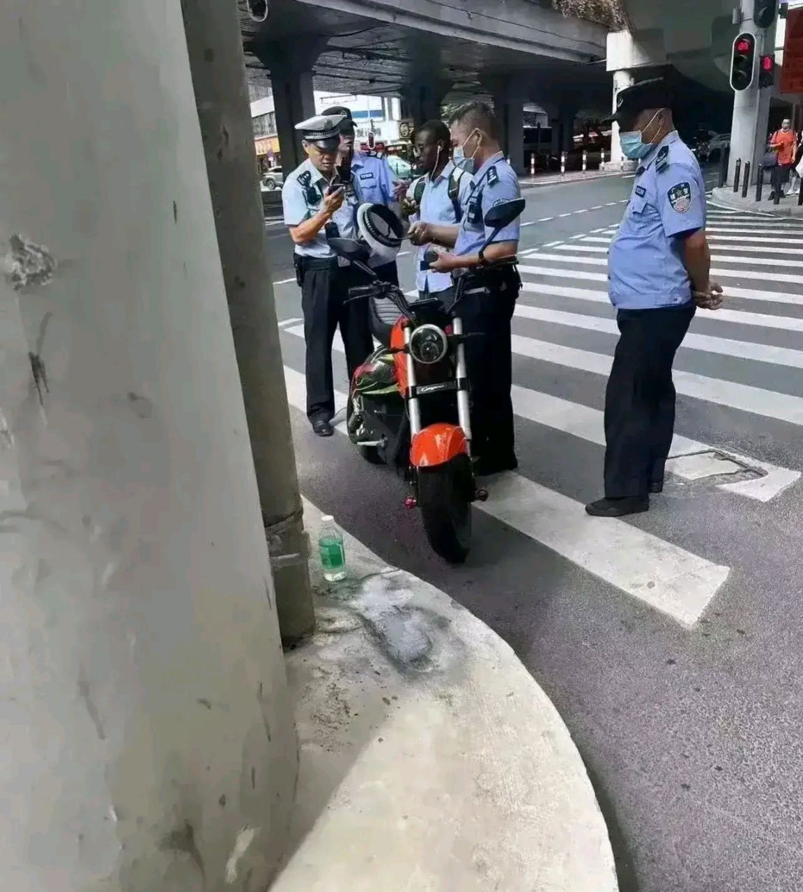 7月1日,广州交警正式开启整治电动车专项行动,然而在查处电动车违规的