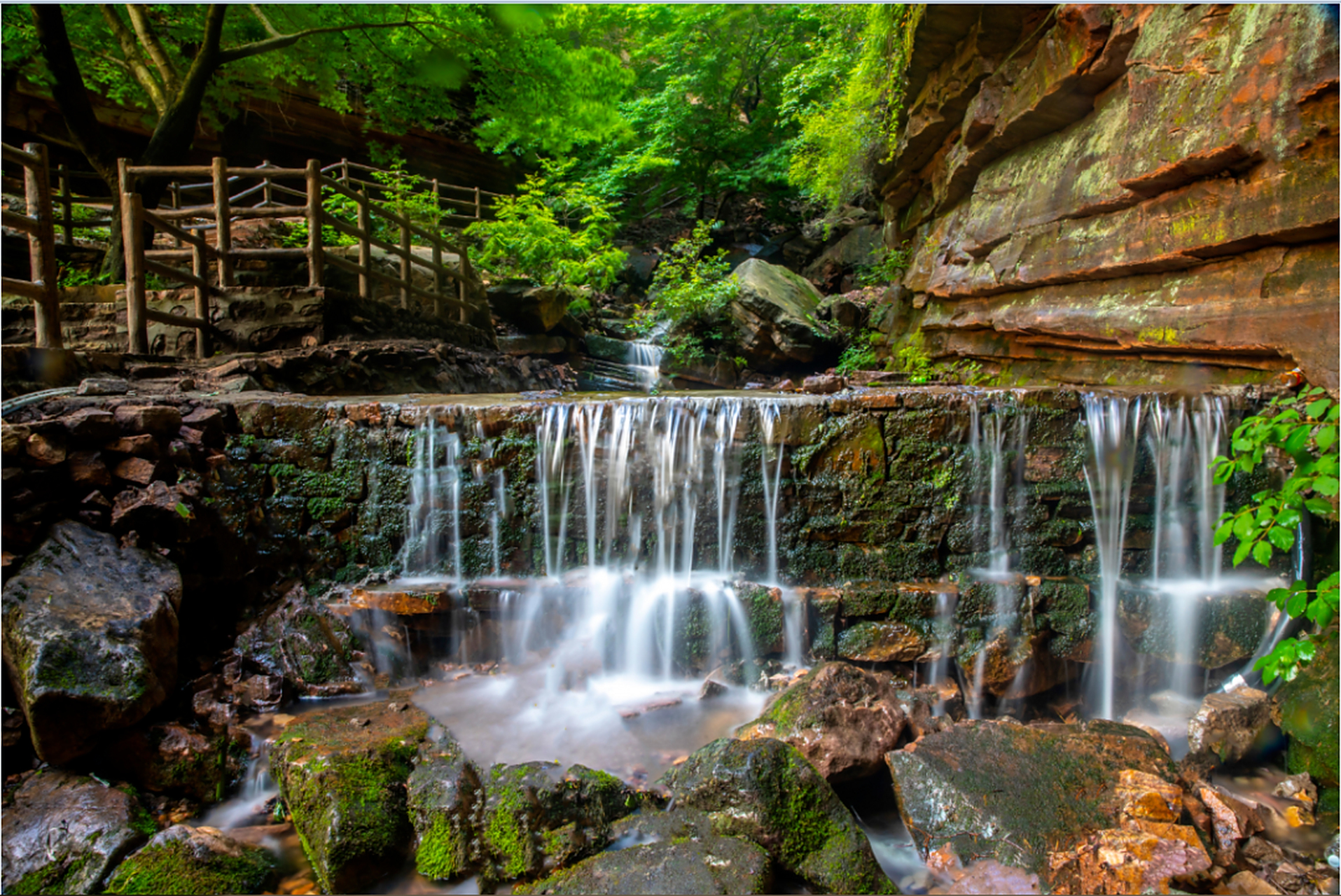 仰韶仙门山位于河南省三门峡市渑池县境内,主峰海拔1347米,仰韶仙门山