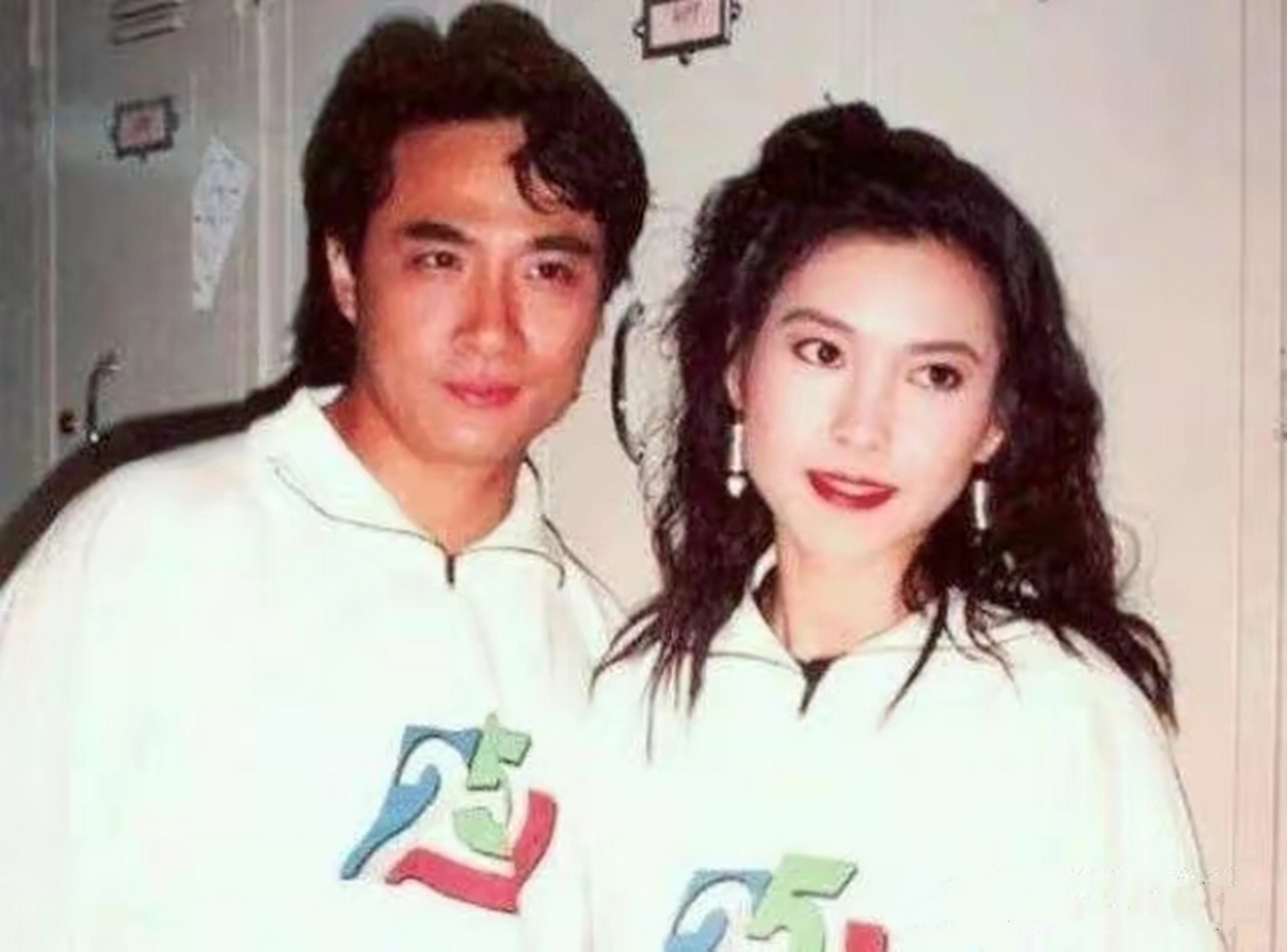 吴镇宇与妻子王丽萍一见钟情,在外拍戏的吴镇宇是表情严肃的影帝,对待