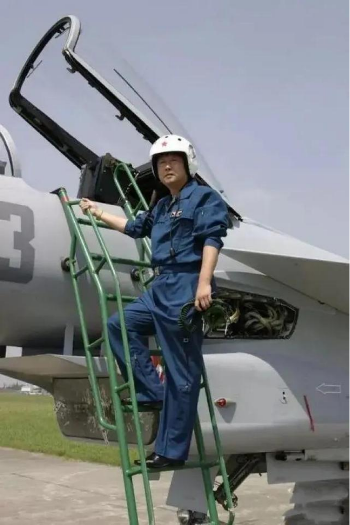 为了找出歼-7空中停车的原因,试飞员雷强反复试飞,摔到头破血流